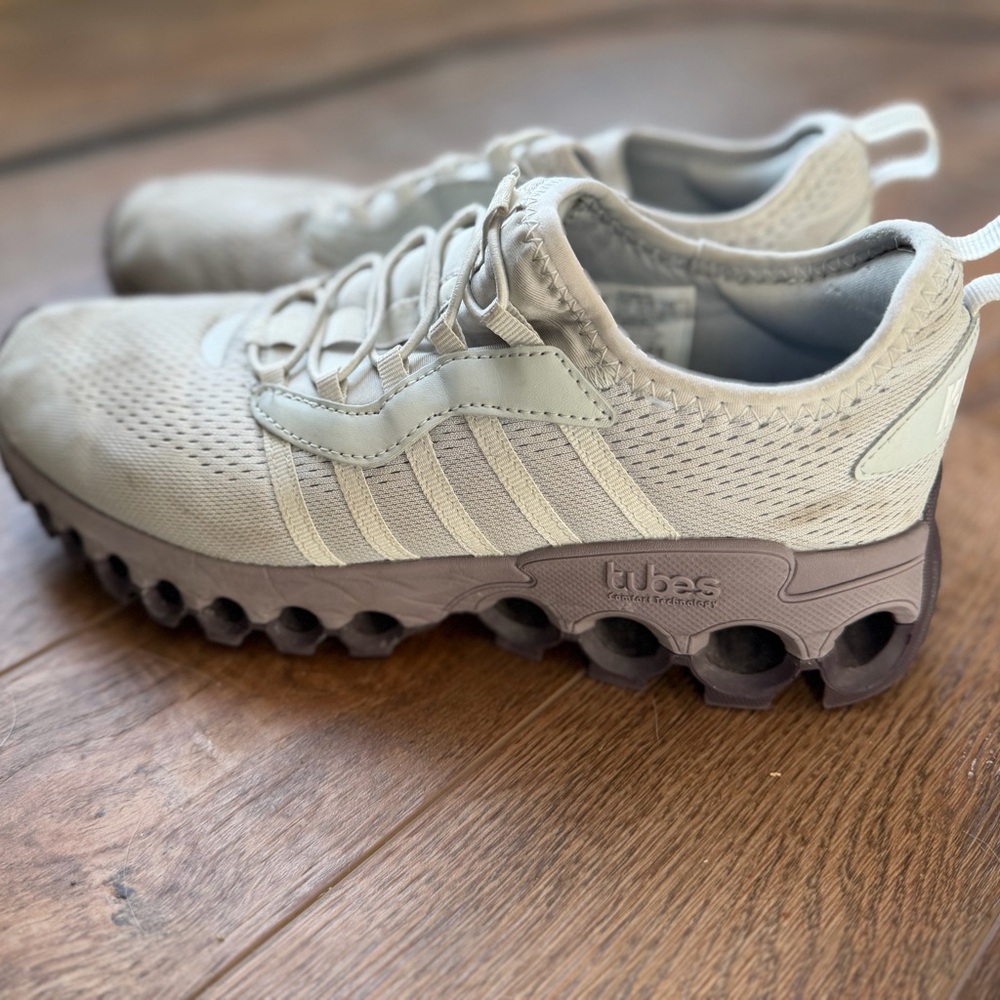K-Swiss Women's purple and White Sneakers